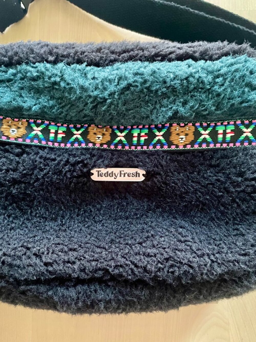 Teddy Fresh Unisex Black & Green Sherpa Fleece Fanny Pack One Size Adjustable - Picture 2 of 9